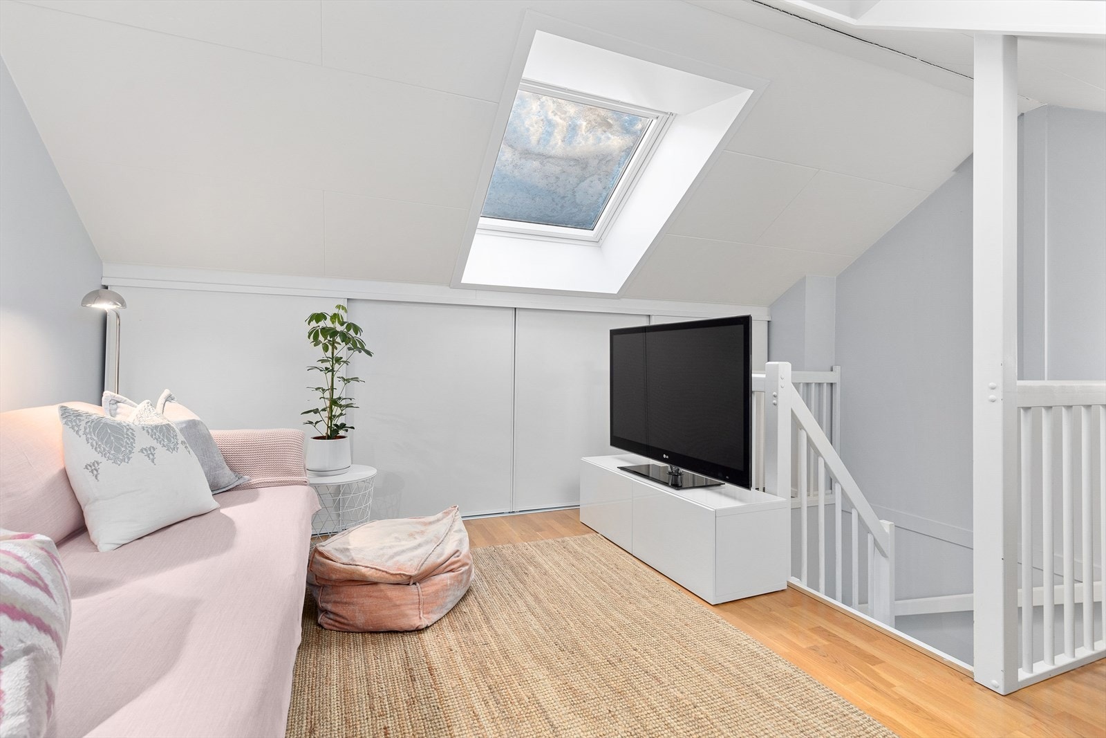 Loftstue med god oppbevaringsplass. Galleribilde