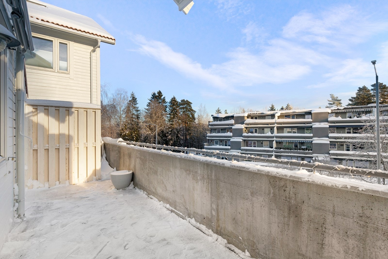 Sydøstvendt terrasse på ca. 13 m² med gode solforhold. Galleribilde