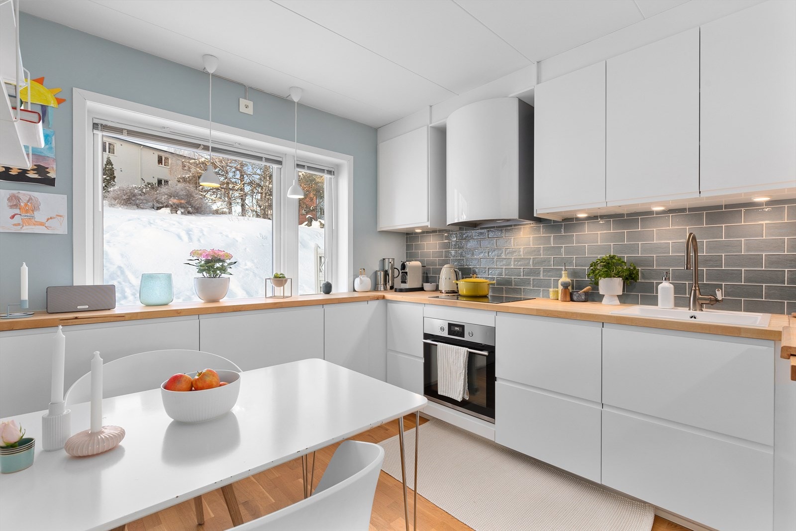 IKEA kjøkkeninnredning fra 2018 med integrerte hvitevarer. Galleribilde