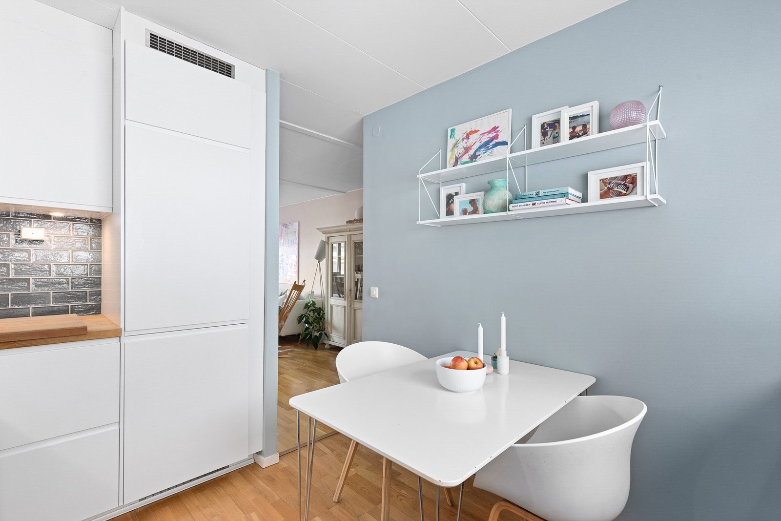 Kjøkken med spiseplass. Galleribilde