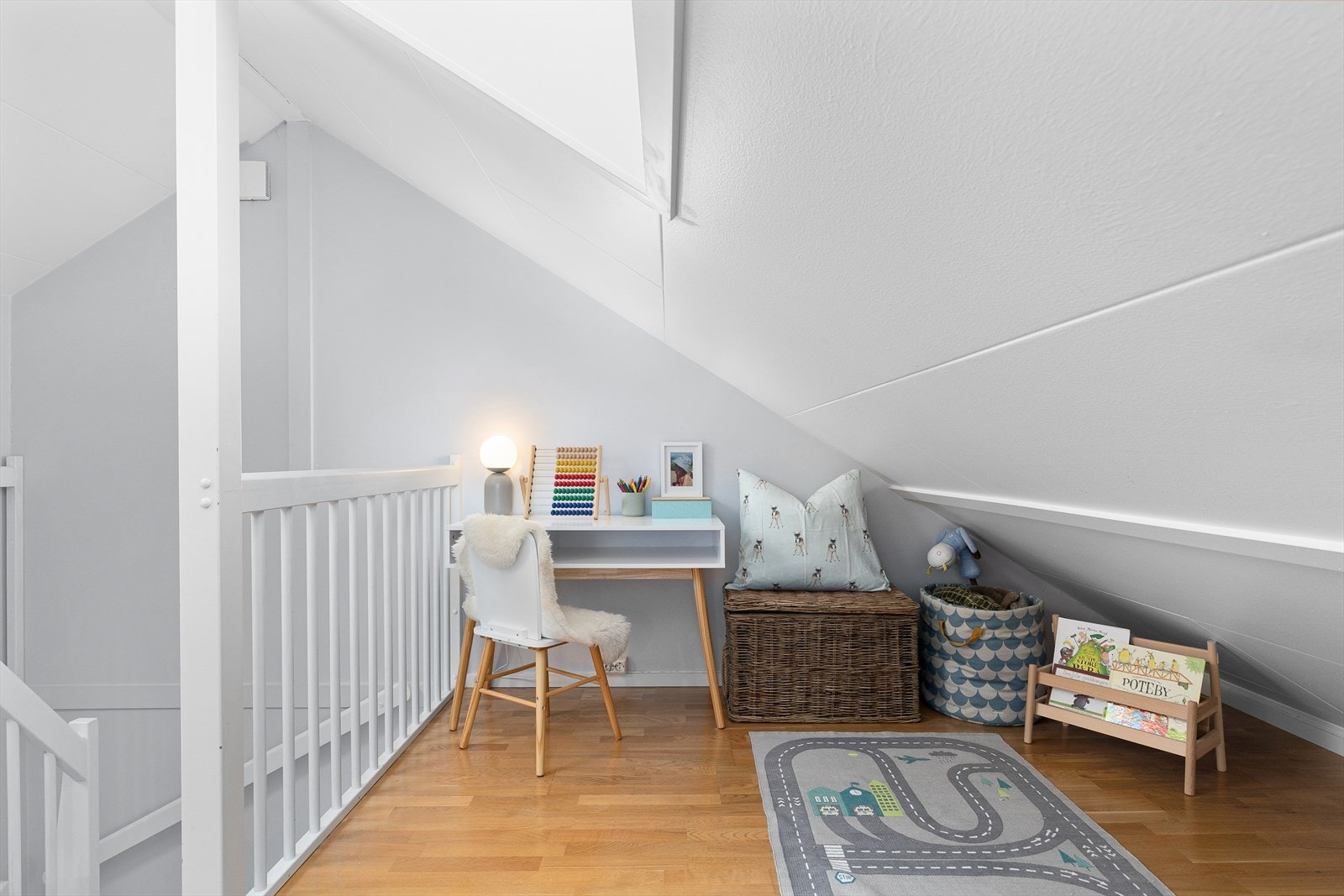 Loftet er regulert til bod og er ikke godkjent til varig opphold. Galleribilde