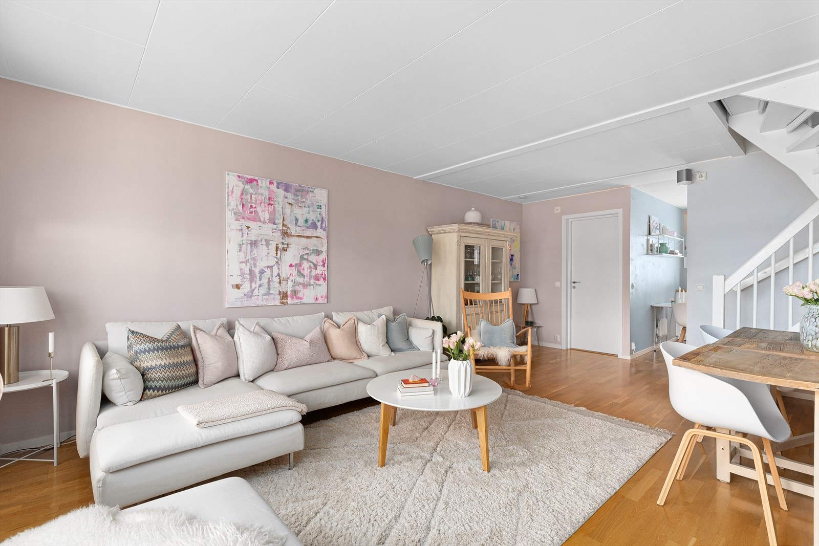 Stuen er romslig og har flere innredningsmuligheter. Galleribilde