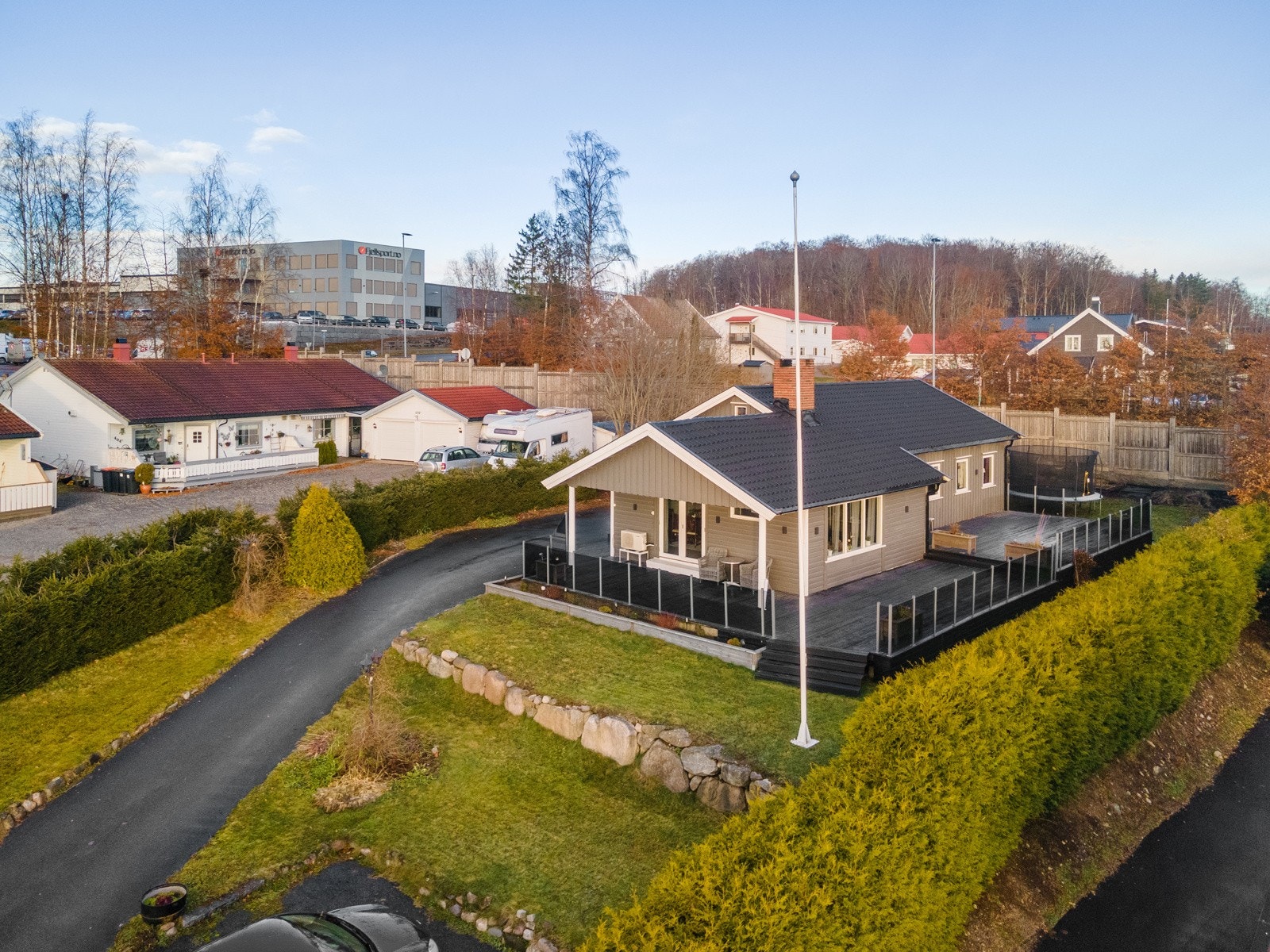 Beliggenheten er solrik og landlig, men likevel sentral, med kort vei til sentrum og flyplassen på Torp. Galleribilde