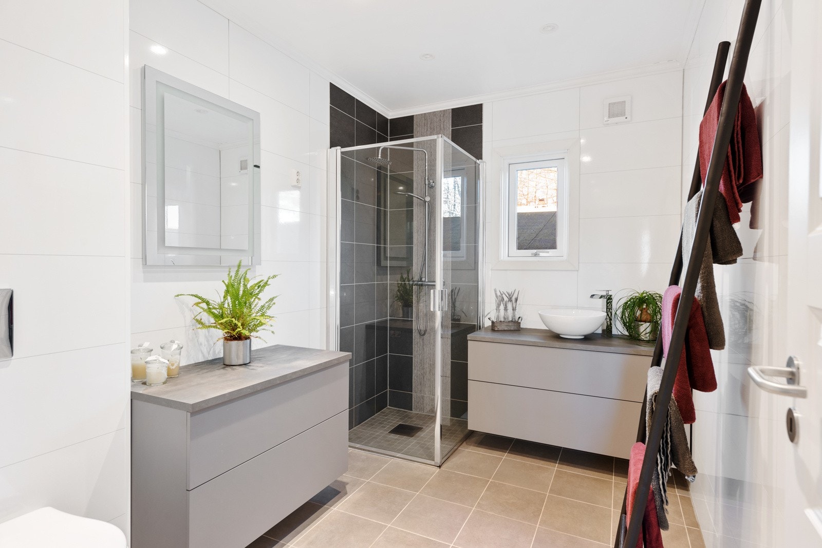 Badet har god størrelse og ble lekkert pusset opp i 2018. Galleribilde