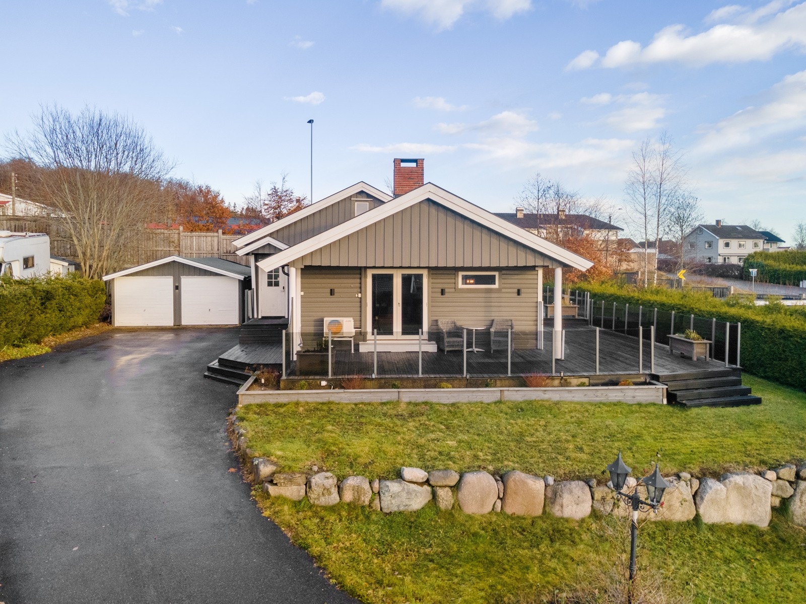 Foran garasjen finner man en asfaltert gårdsplass med mulighet for parkering. Galleribilde