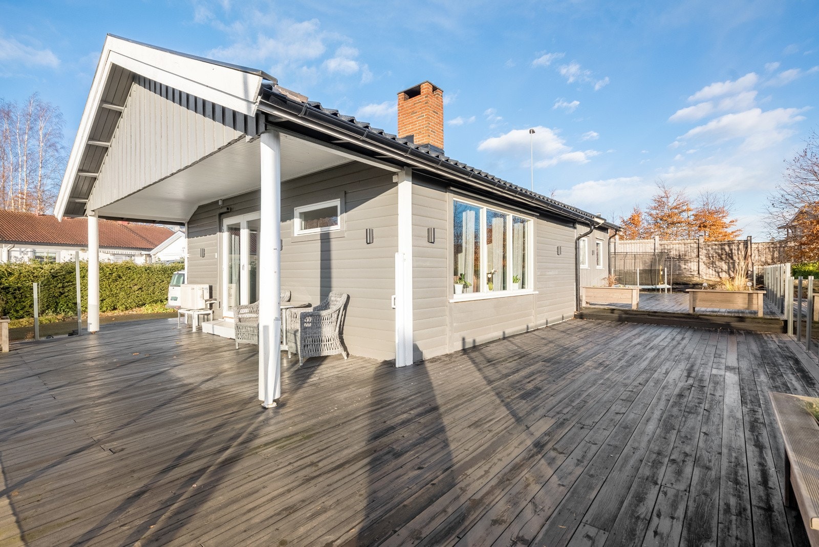 Det er montert belysning og utestikk, og terrassen innredes enkelt i ulike soner. Galleribilde