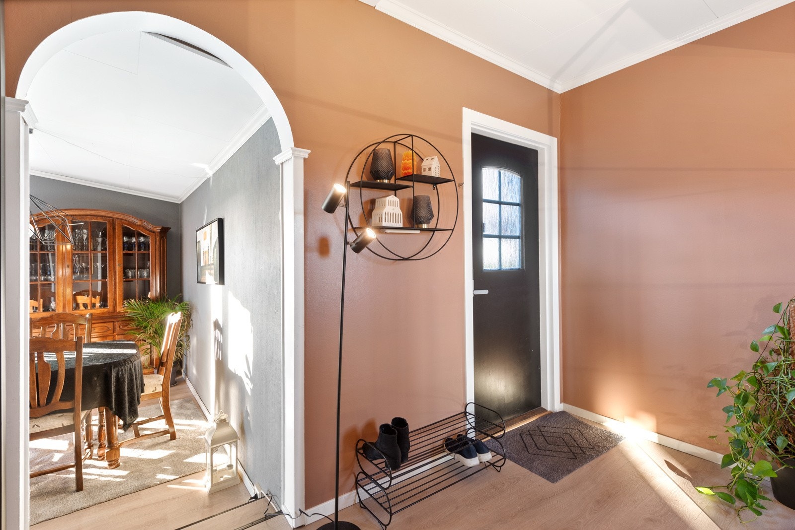 Jakker og annet yttertøy ryddes enkelt bort i en stor skyvedørsgarderobe med speilfronter. Galleribilde