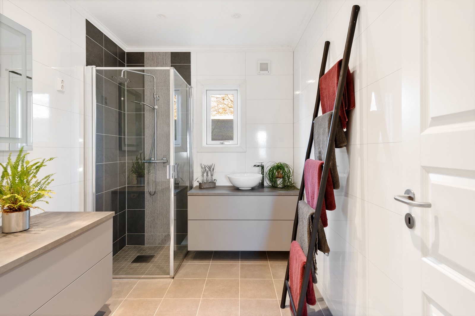 Badet har downlights, varmekabler og vegghengt toalett. Galleribilde