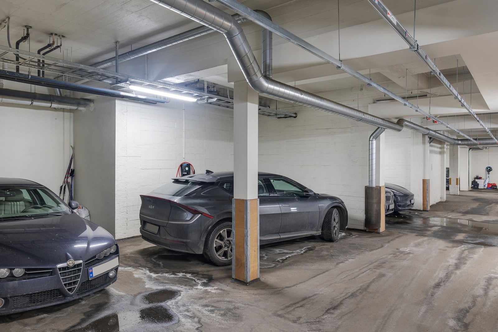 Leiligheten har tilhørende garasjeplass med lader! Galleribilde