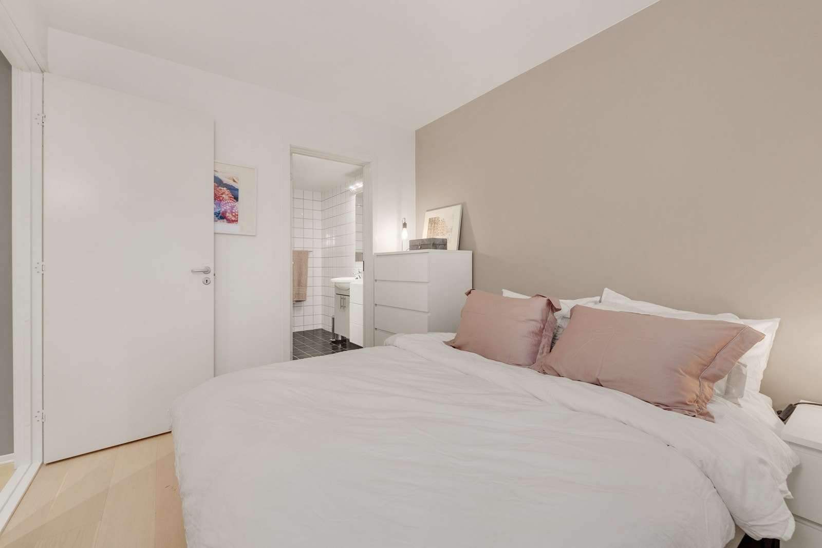 En-suite baderom på hovedsoverom Galleribilde