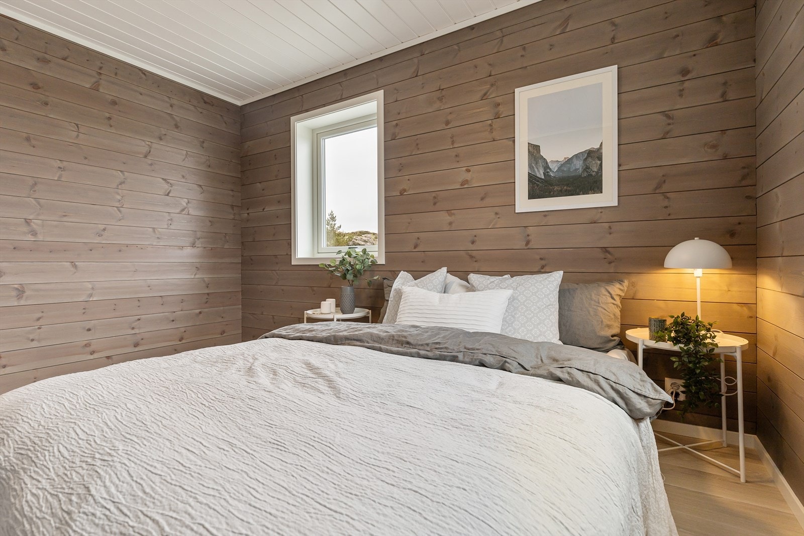 Stort hovedsoverom med god plass til dobbeltseng og nattbord. Galleribilde