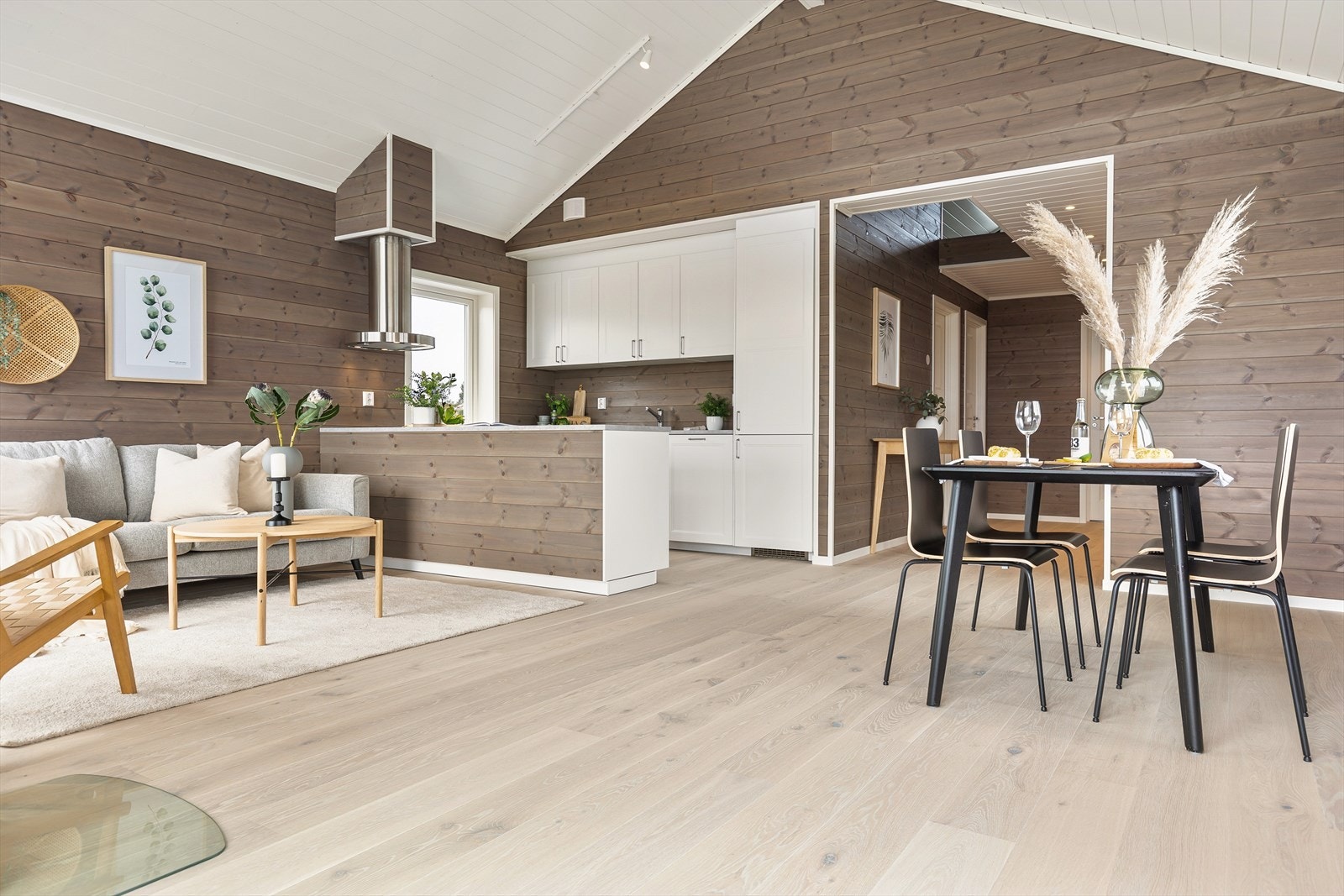 Hytta har en åpen stue-kjøkkenløsning. Her får man en hyggelig og sosial atmosfære. Galleribilde