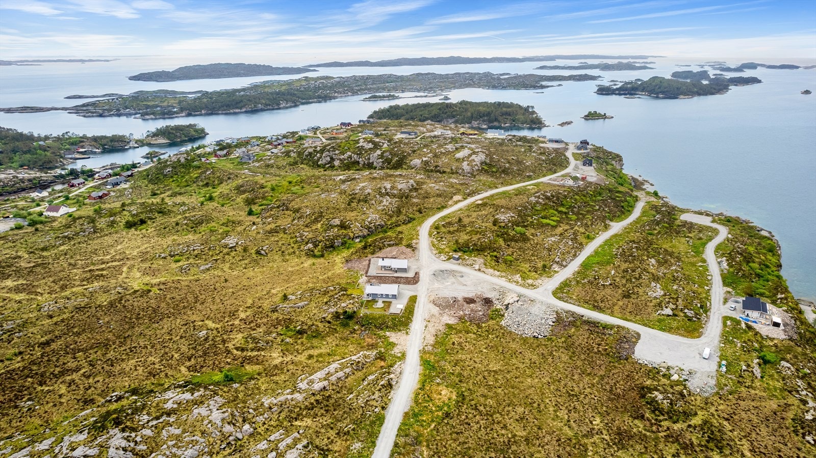 Drømmer du om en praktisk fritidshytte med skjærgårdsidyll som nærmeste nabo? Da er dette noe for deg! Landskapet rundt er preget av fargerike lyngheier, knauser og slette svaberg noe som gir hyttene en fantastisk panoramautsikt. Galleribilde