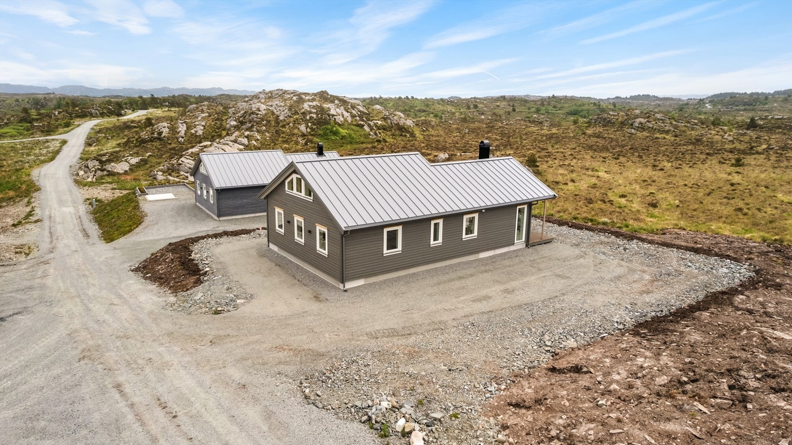 Byrknesøy ligger 8 mil nord for Bergen ytterst i Gulen kommune i Sogn og Fjordane. Merkedalsvågen ligger på Bremnes på sørvestsiden av Byrknesøy. Galleribilde