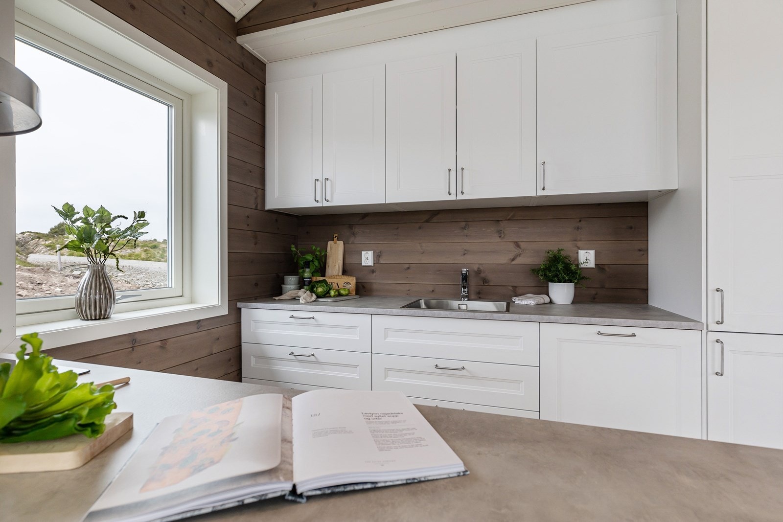 Kjøkken med god skap- og benkeplass. Galleribilde