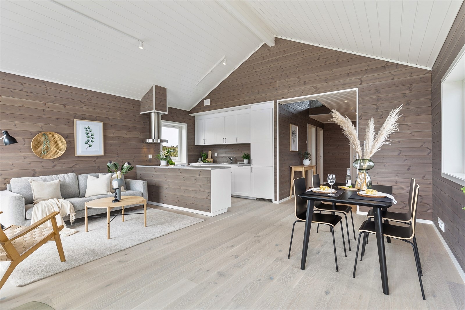 Stuen har god takhøyde og store vindusflater som gjør at hytta føles mye mer romslig. Galleribilde