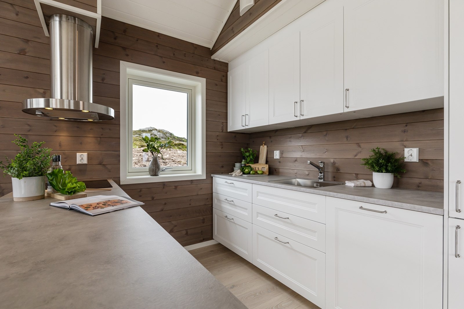 Lekkert kjøkken med kjøkkenøy. Galleribilde