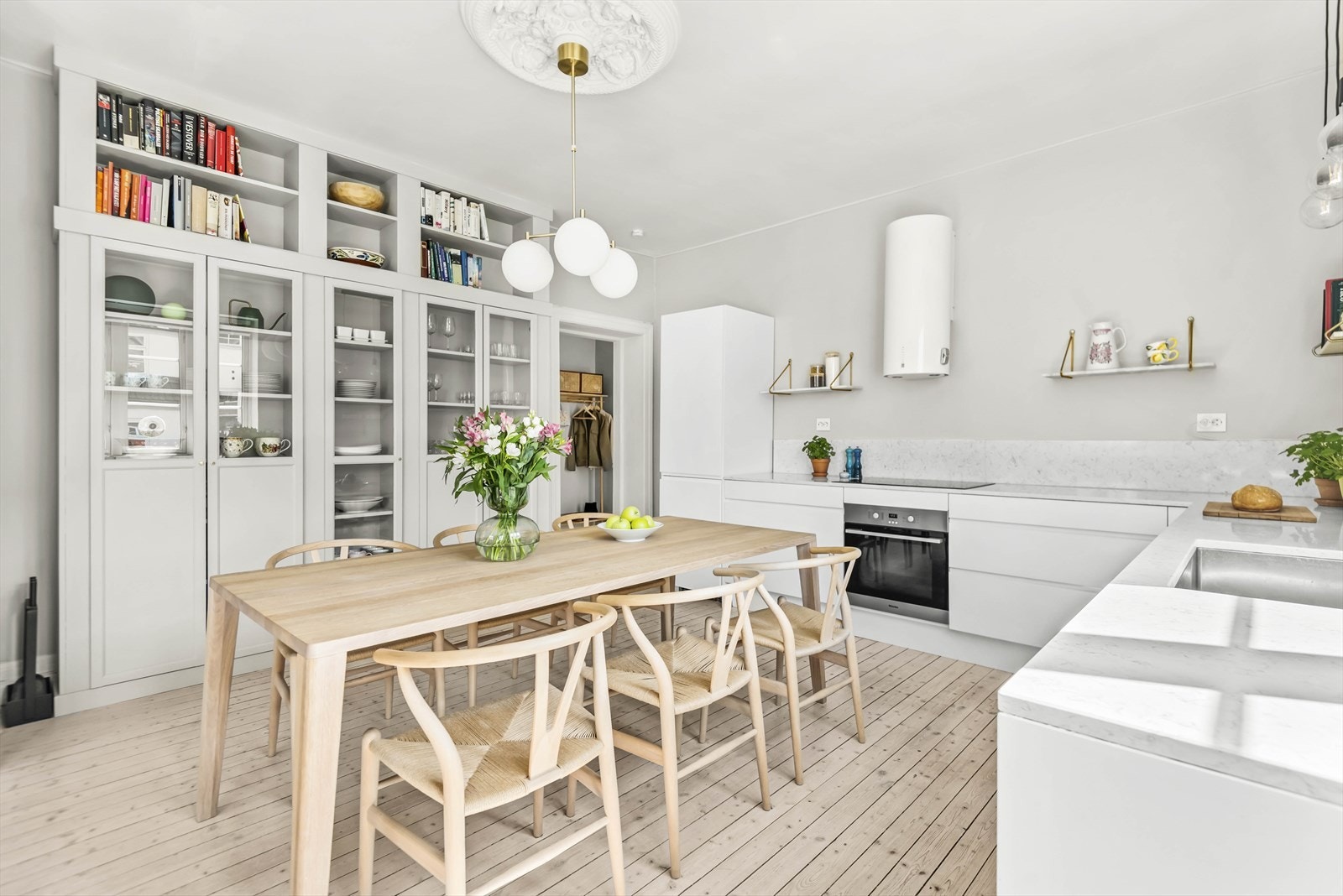 Kjøkkenet har god plass til spisebord og god oppbevaringsplass i skap og skuffer Galleribilde