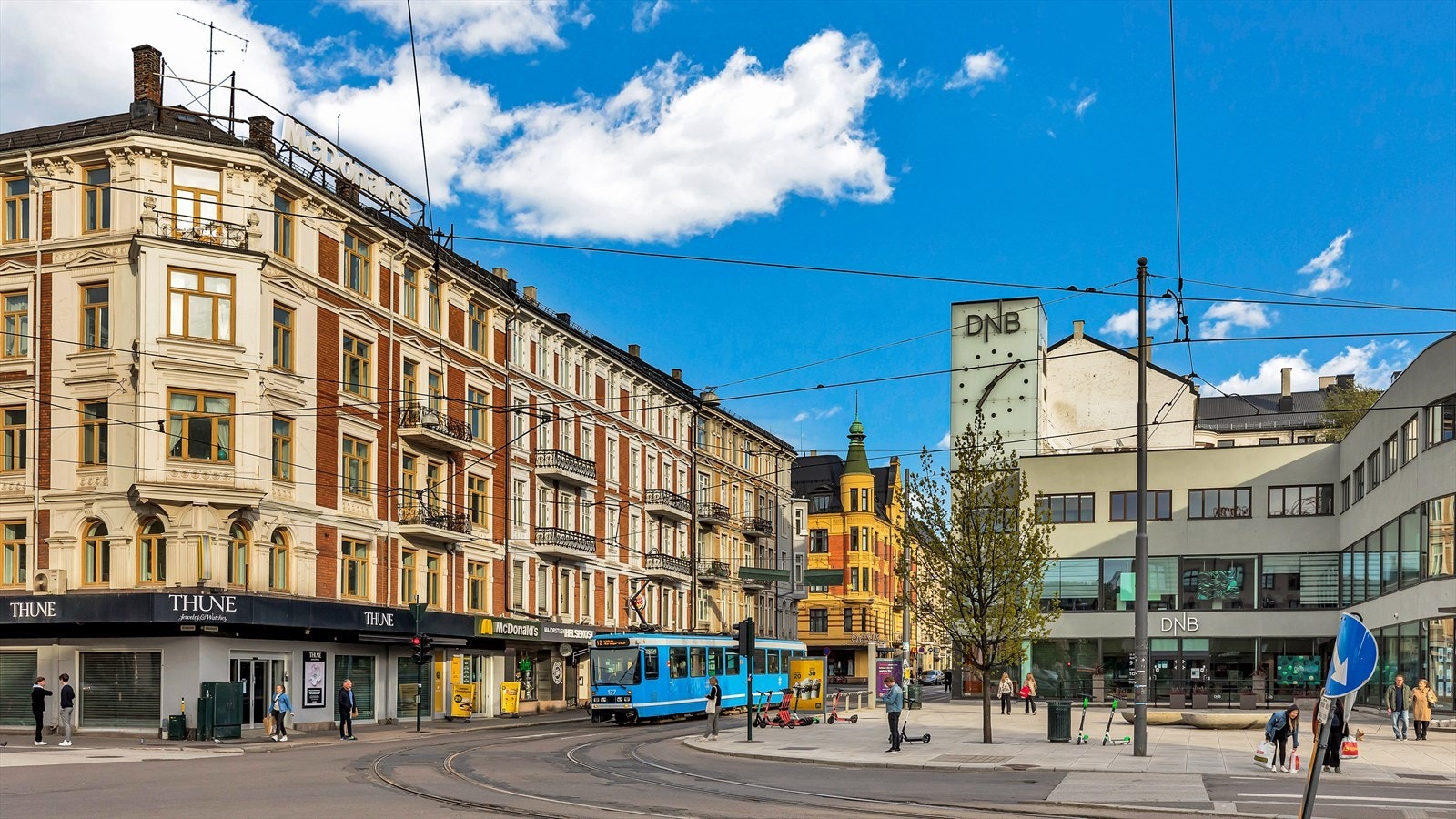 Kun 12 minutter med kollektivtransport til Majorstua, som bugner av flotte klesbutikker, kaféer og restauranter Galleribilde