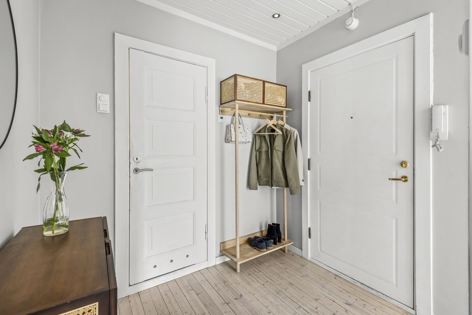 Leiligheten disponerer en loftsbod på 4m² (gulvareal på 6,5m²) og en kjellerbod på 8m² Galleribilde