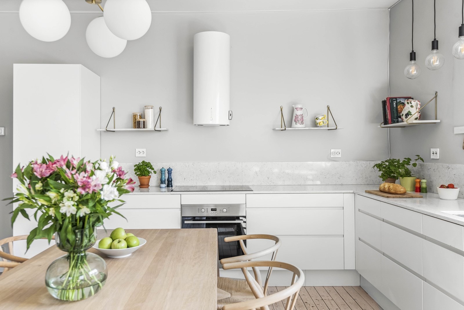 Kjøkkenet er velutstyrt med intrigerte hvitevarer som komfyr, platetopp, oppvaskmaskin og kombinert kjøle- og fryseskap Galleribilde