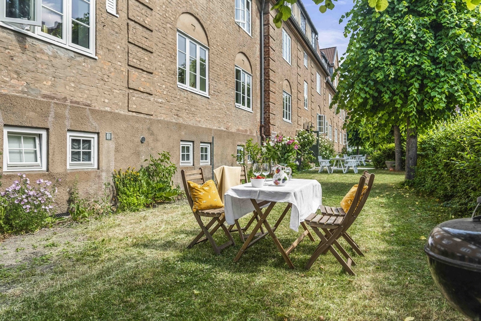 Herlig sommerbilde av forhagen! Nyt varme sommerdager rett utenfor leiligheten. Beboere kan ha private hagemøbler i forhagen. Galleribilde