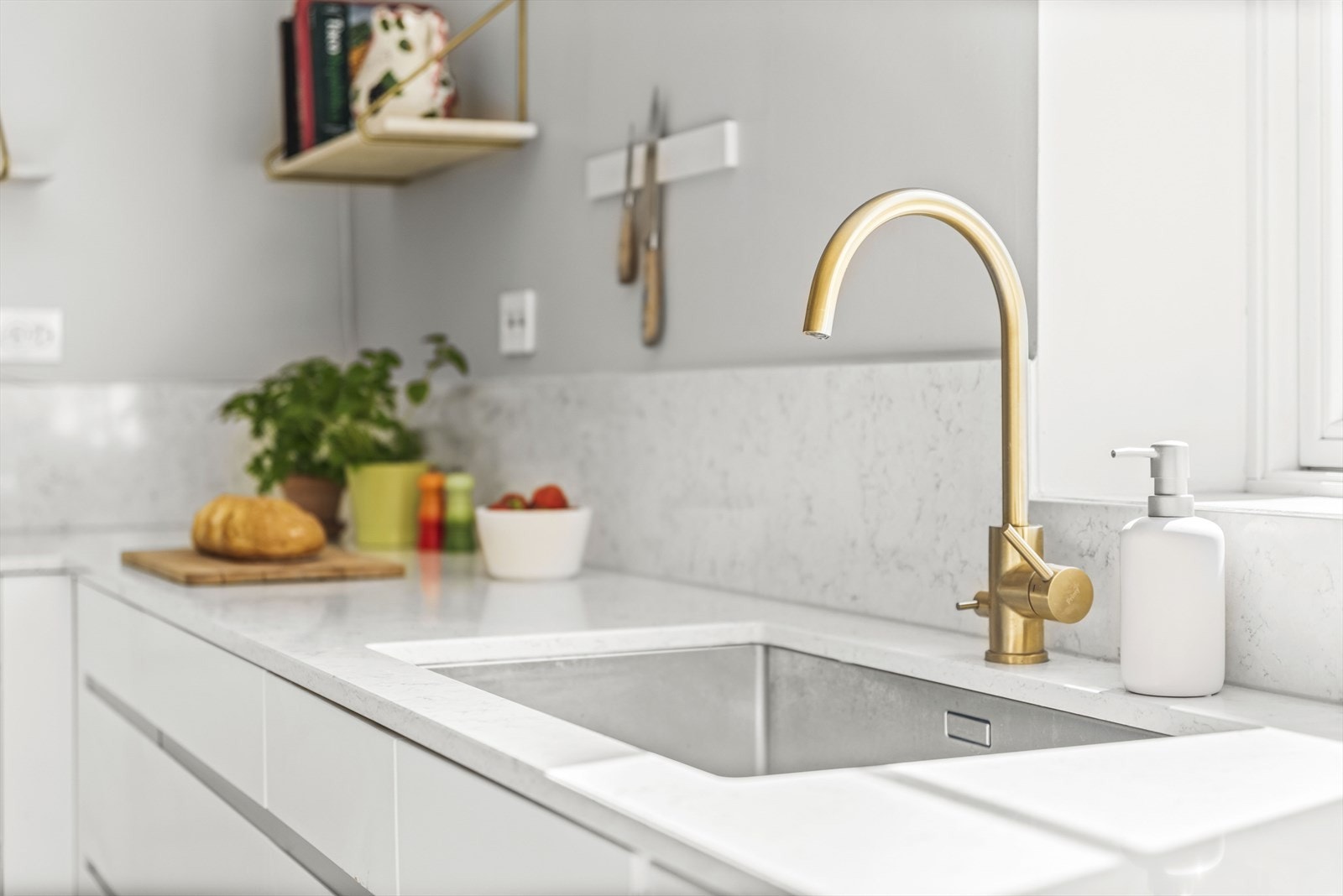 Hele leiligheten holder en gjennomgående god standard med tidsriktige farge- og materialvalg Galleribilde