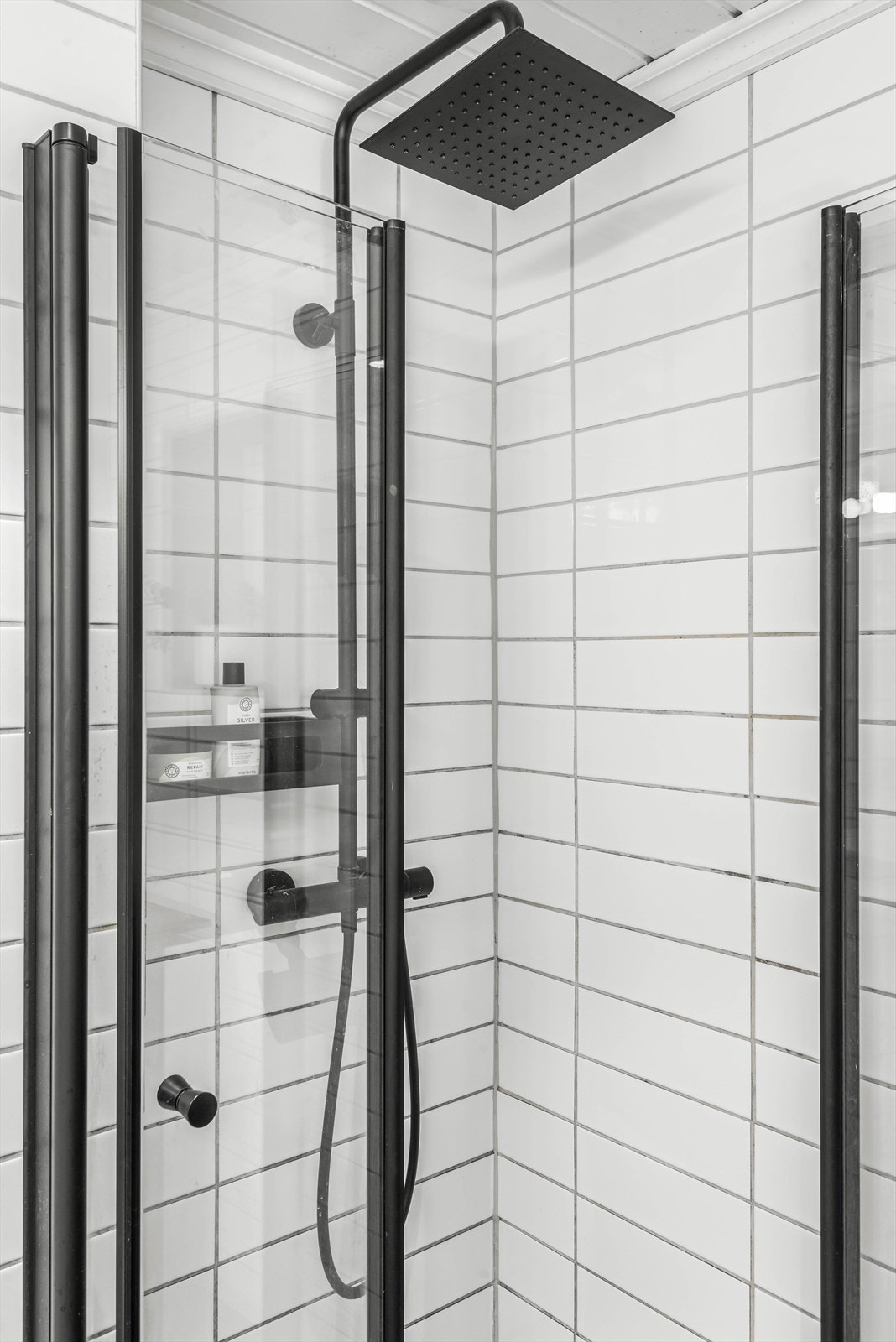 Badet ble fornyet med nye dusjdører, dusjhode og flushknapp i 2022 Galleribilde