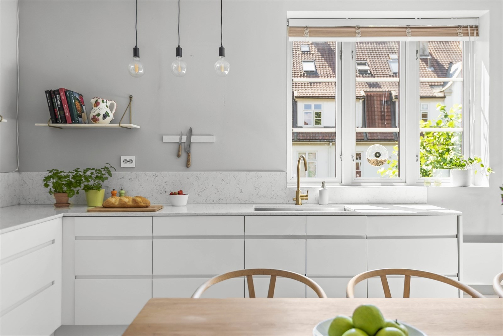 Innredningen består bla. av hvite fronter og lekker benkeplate i stein. Rikelig med benkeplass og oppbevaring. Galleribilde