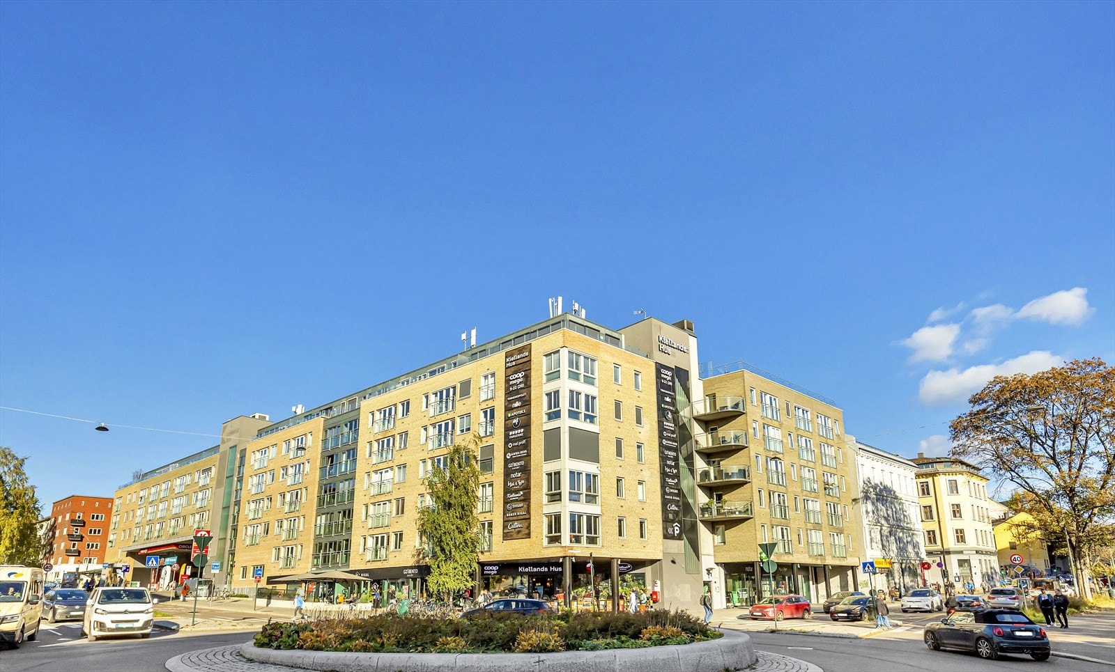 Nærområdet byr på koselige kaféer, restauranter og butikker. Kiellands hus er et flott nabolagssenter med flere ulike butikker. Galleribilde