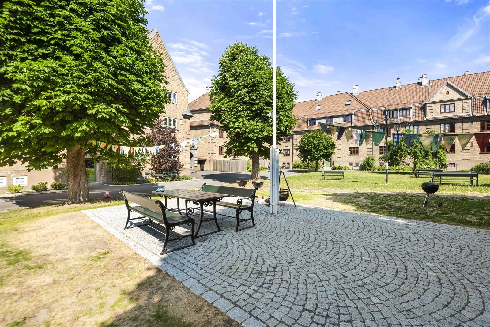 Bakgården består av flotte grøntområde med store gressplener og herlige planter Galleribilde