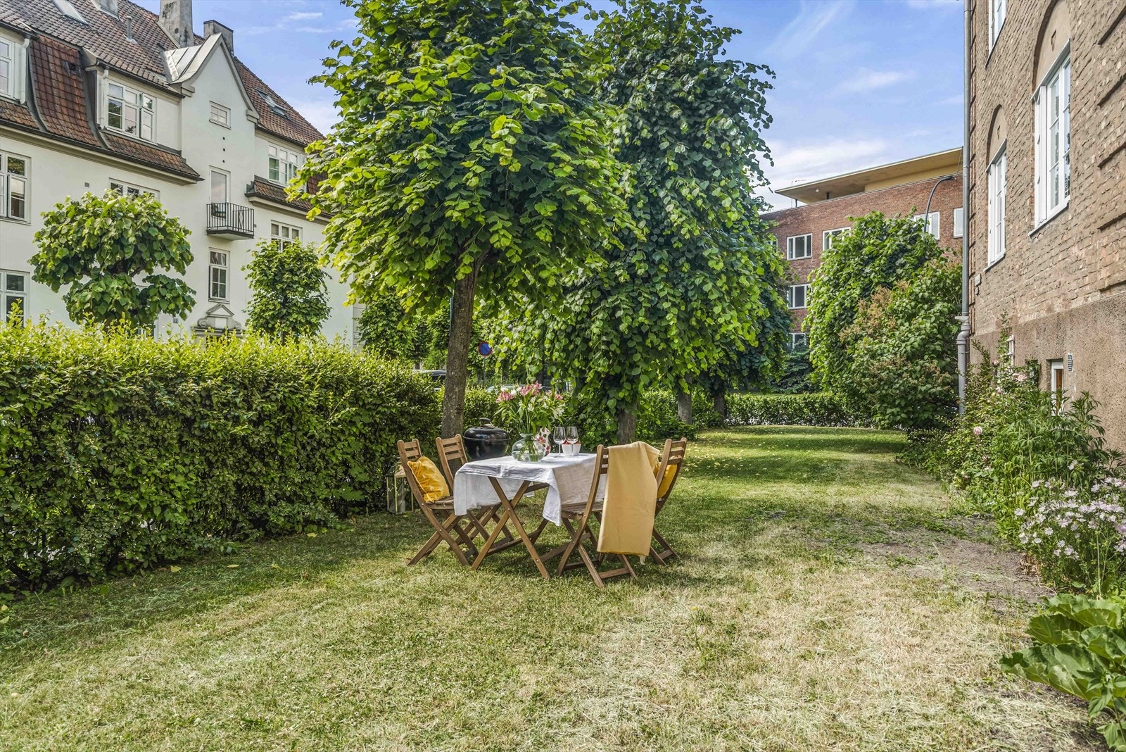 Forhagen og fellesareal for øvrig er et perfekt sted for store og små! Galleribilde