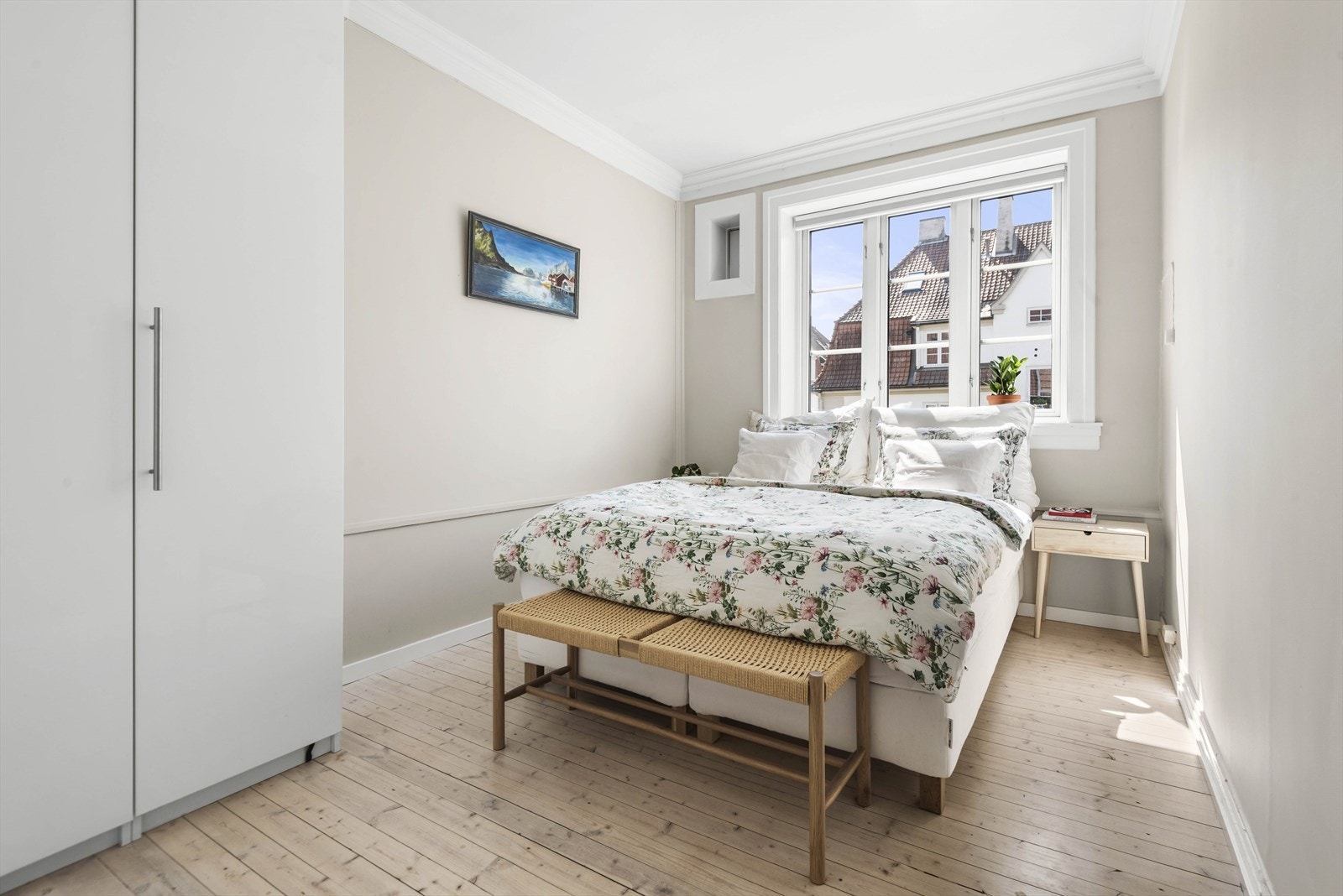 Hyggelig soverom malt i delikate farger med flott originalt tregulv Galleribilde