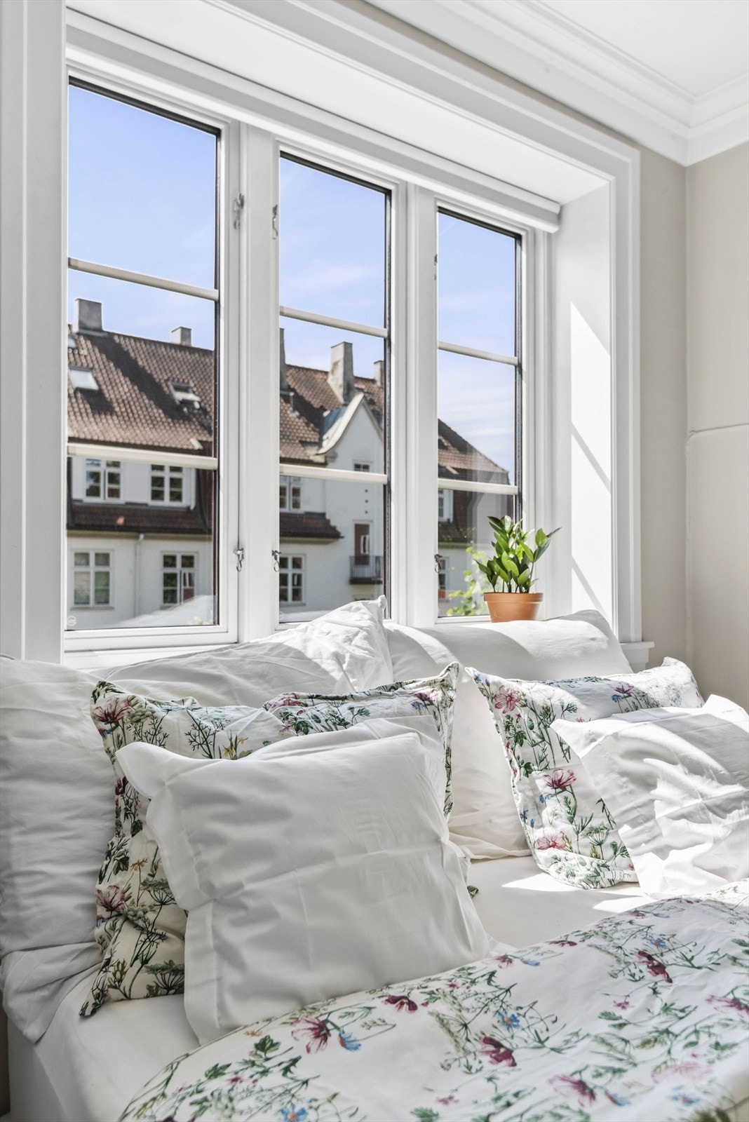 De store vindusflatene slipper godt inn med naturlig lys. Soverommet, og leiligheten for øvrig ligger vendt ut mot rolige omgivelser. Galleribilde