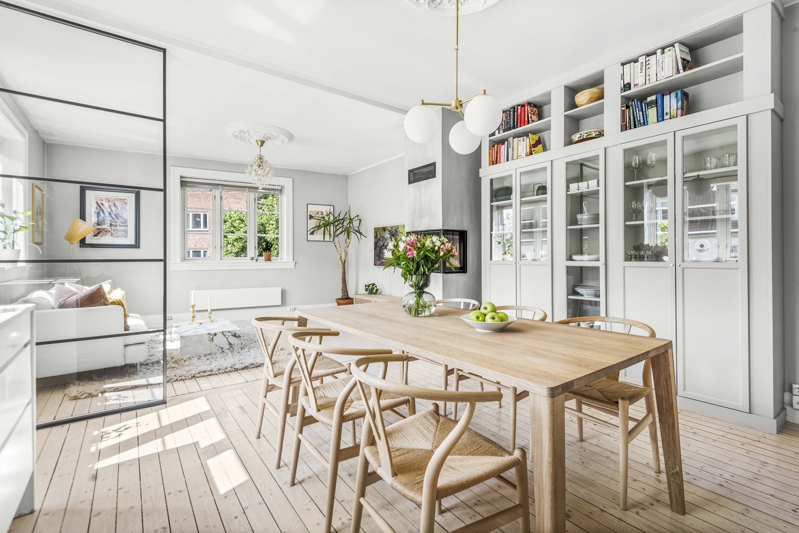 Lekker smijernsvegg i glass skaper et skillet, og deler inn stuen i en egen naturlig sone. Galleribilde