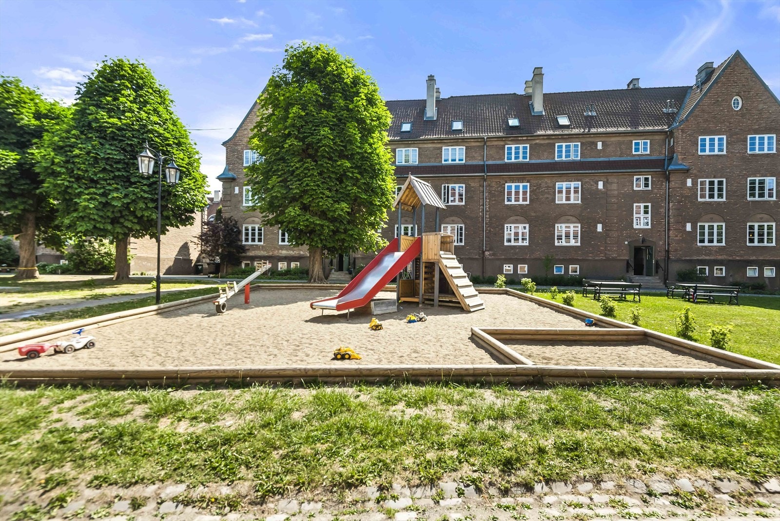 Flott lekeplass i bakgården - flott sted å bli kjent med hyggelige naboer Galleribilde