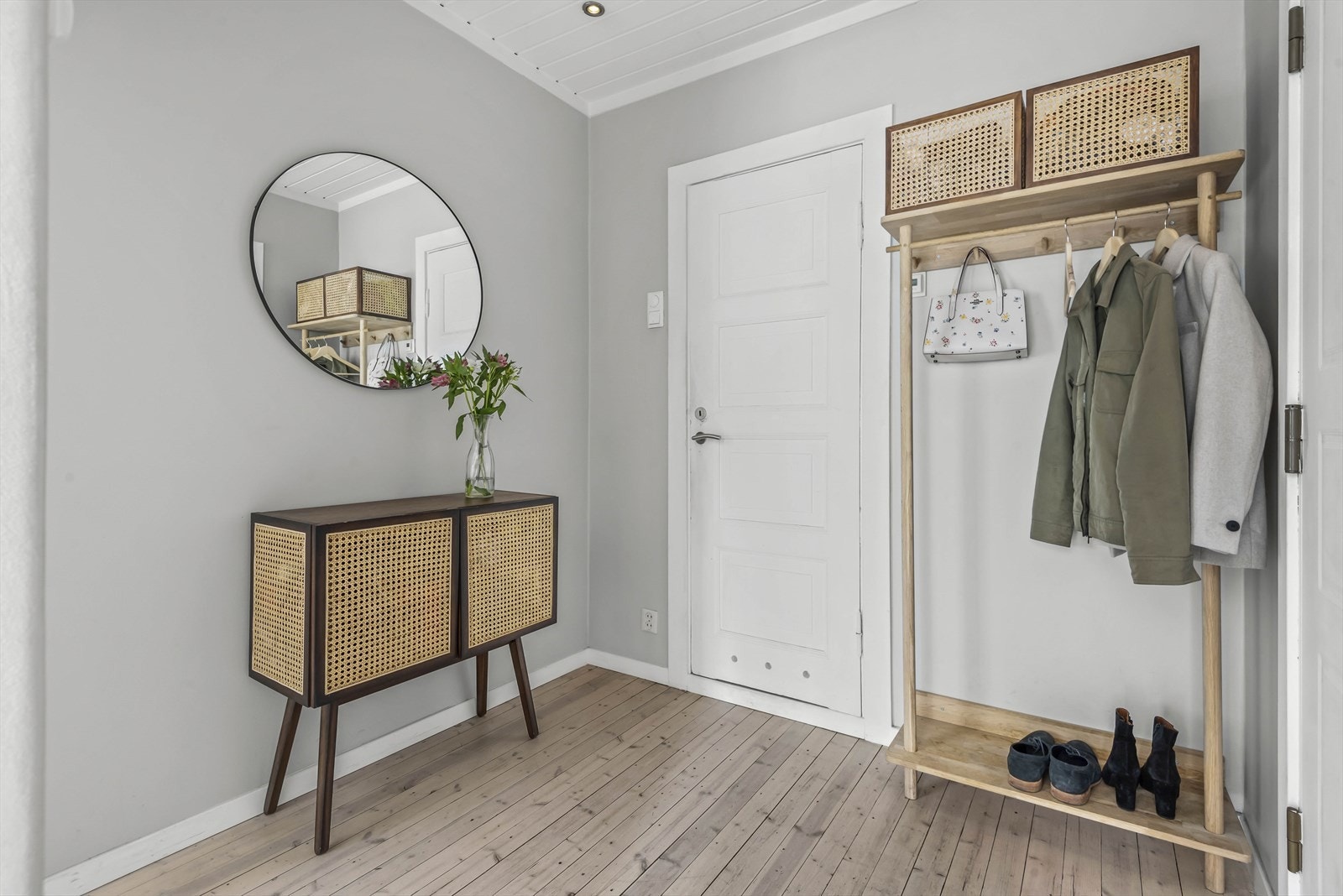 Lys og innbydende entré med plass til å henge fra seg sko og yttertøy Galleribilde