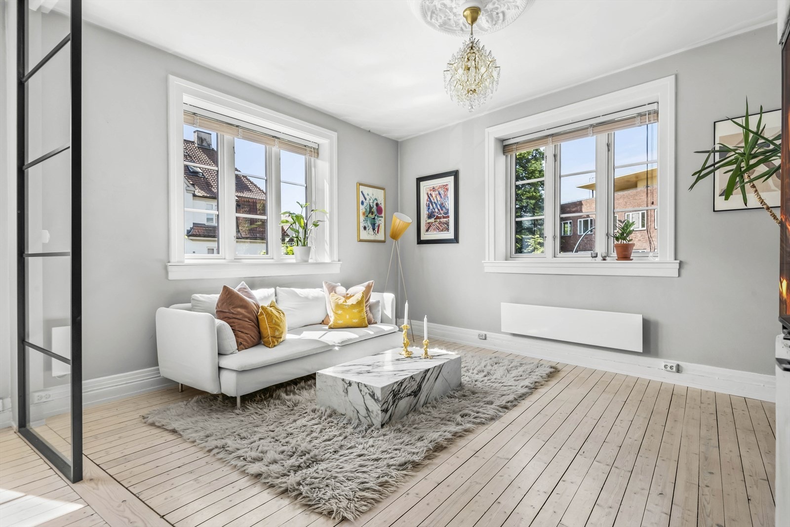 Leiligheten byr på klassiske detaljer som god takhøyde, store vindusflater, rosett og tregulv Galleribilde