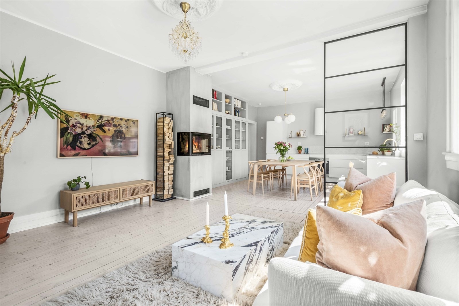 Stua er romslig med god plass til sofa, tv-møbler og annet møblement etter eget ønske Galleribilde