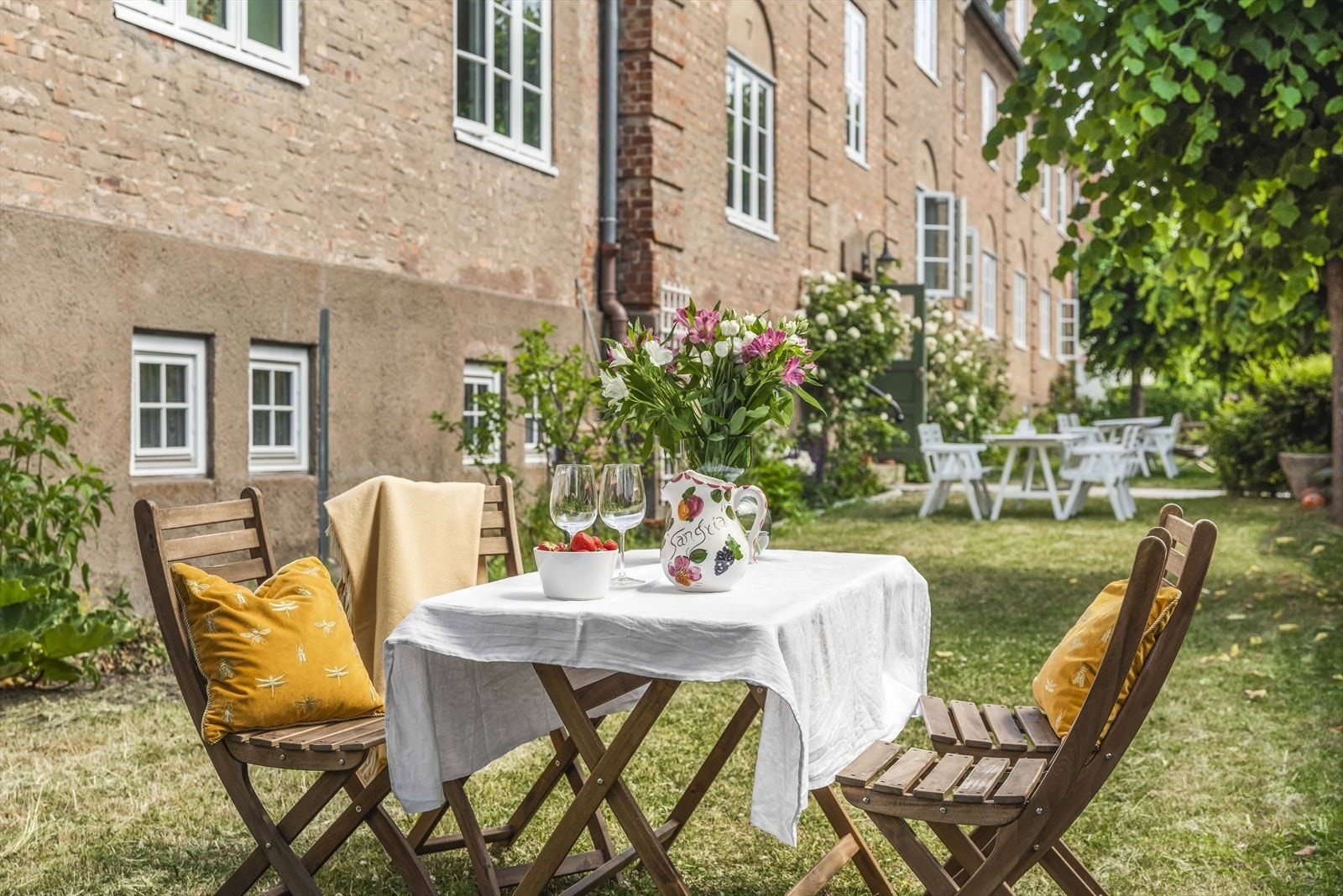 I Lindern Haveby bor du i et skjermet boområde, og her har du tilgang til både flotte fellesområder på boligens forside og i den fantastiske bakgården Galleribilde