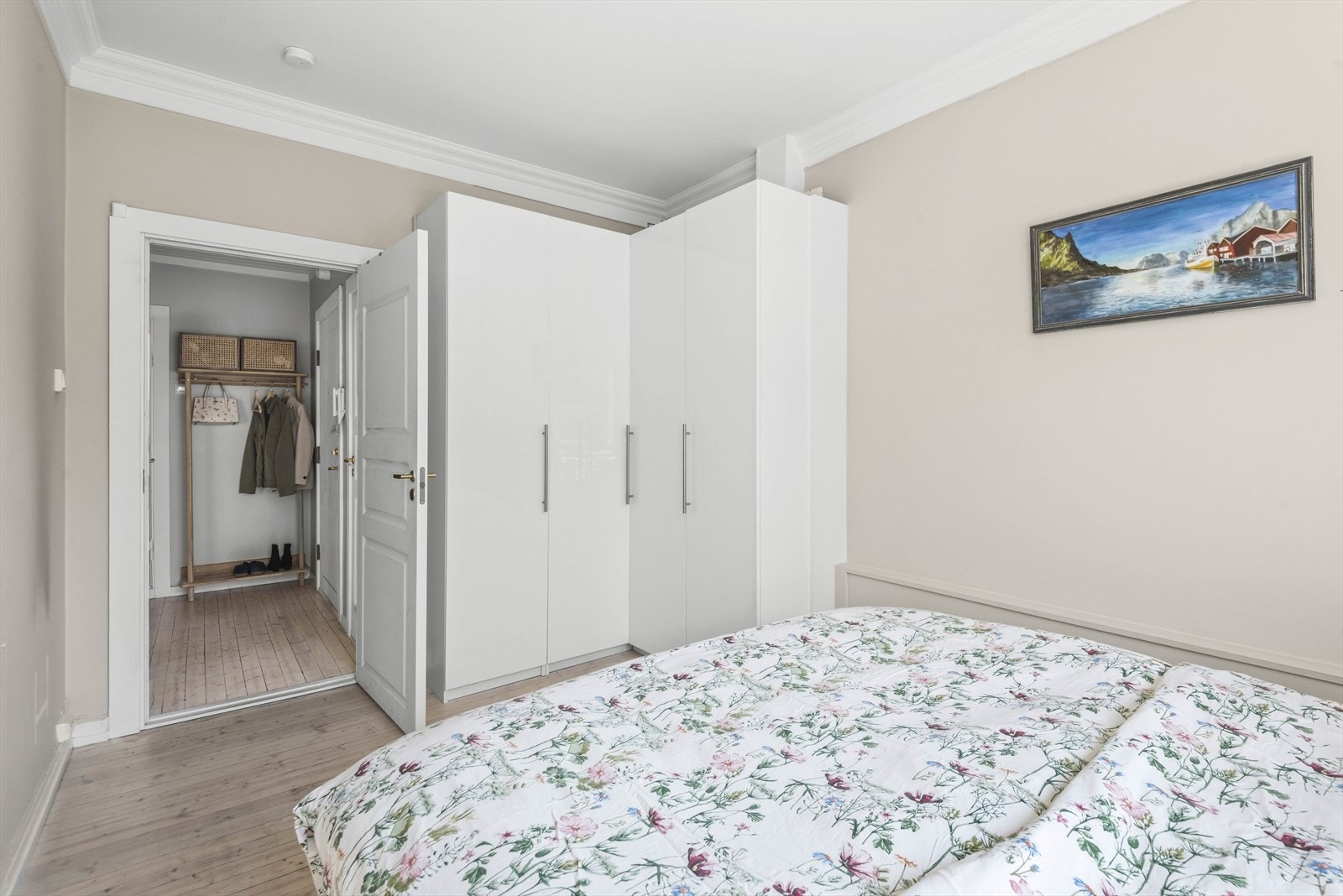 Soverommet har god plass til dobbeltseng, nattbord og er innredet med et romslig garderobeskap Galleribilde