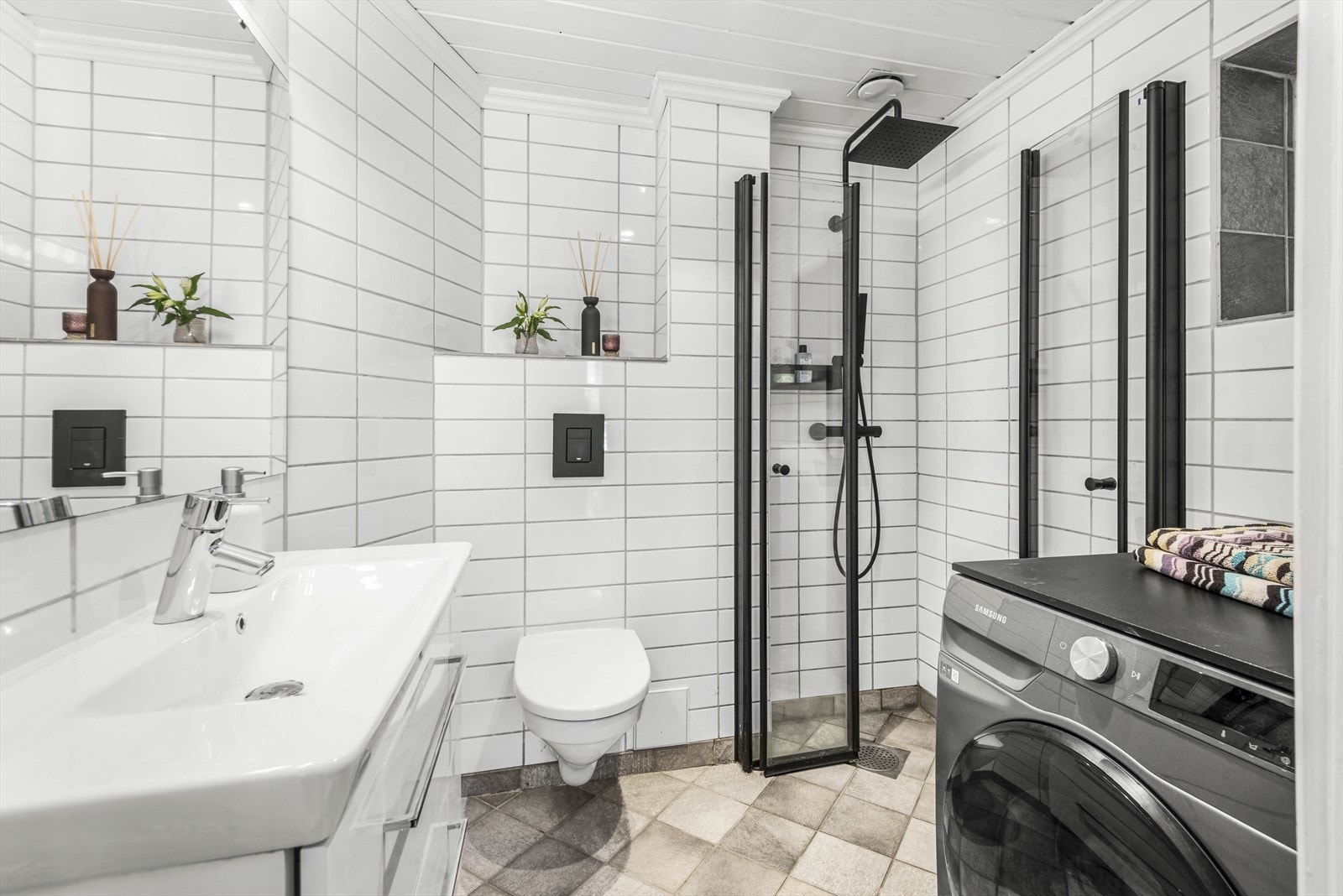 Lekkert flislagt bad fra 2007, i regi av tidligere eier ifølge tidligere tilstandsrapport Galleribilde