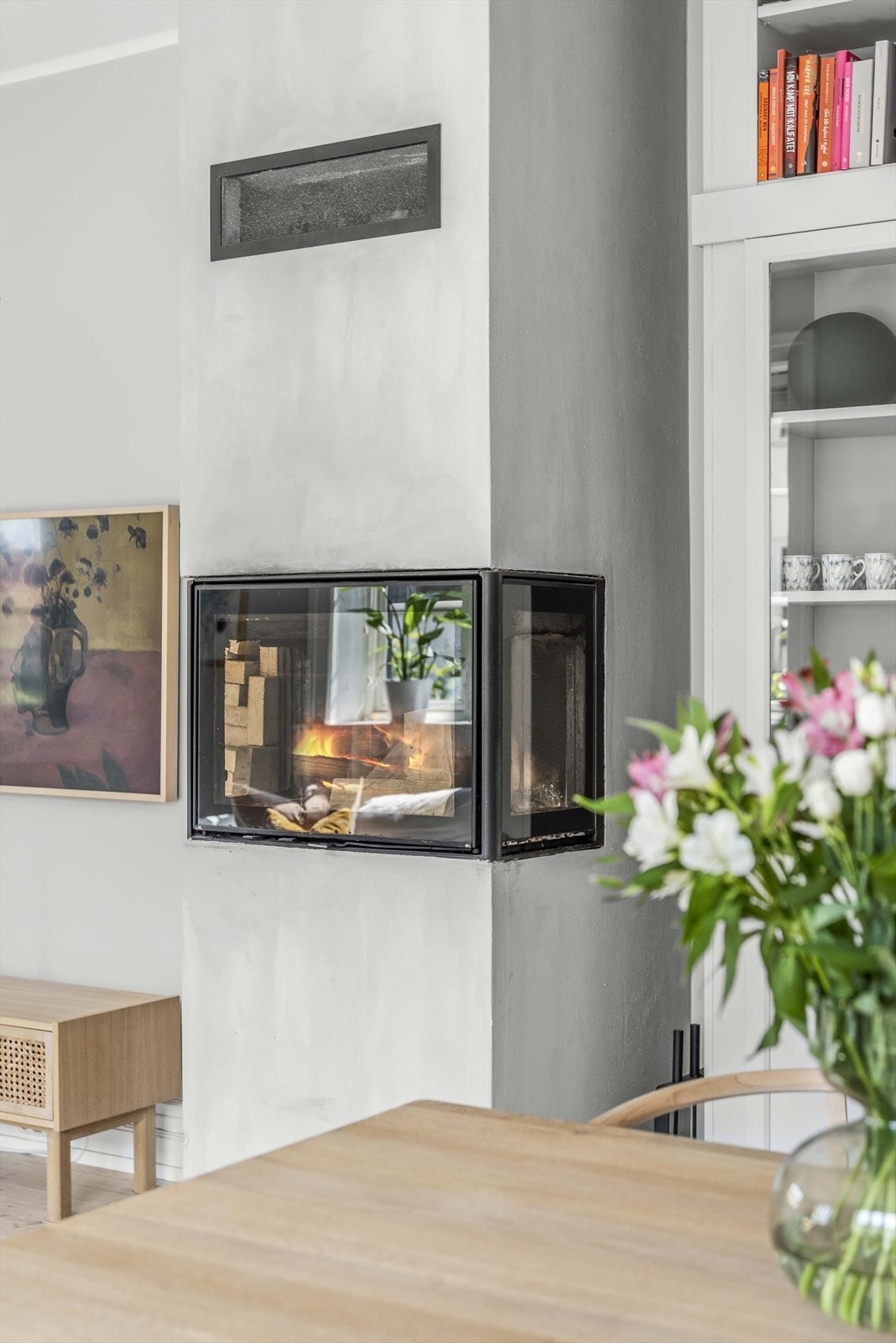 Stilig peis midt i stuen som varmer godt på kalde høst- og vinterdager Galleribilde