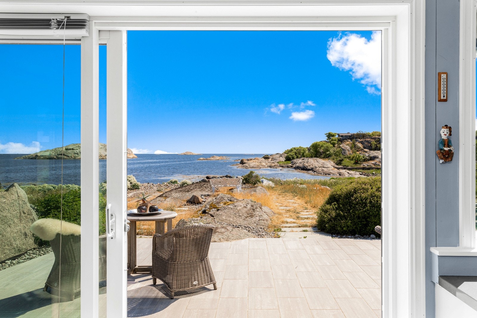 Eiendommen har fantastiske uteplasser med stor åpen terrasse med fri utsikt ut mot sjøen på den ene siden av hytta og et svært skjermet og privat atrium på motsatt side. Galleribilde