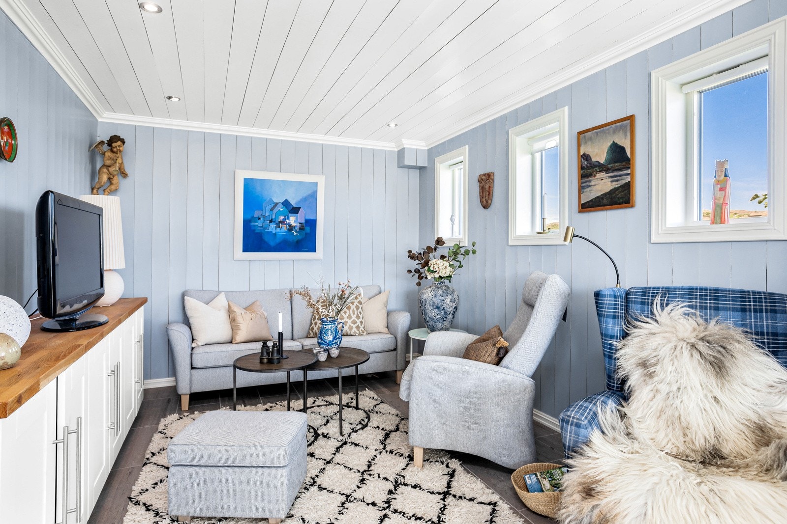 Tross de store vinduene mot yttervegger, er det er godt med veggplass å møblere mot, særskilt innerst i rommet hvor man i lenestol kan hygge seg i fred med en god bok! Galleribilde