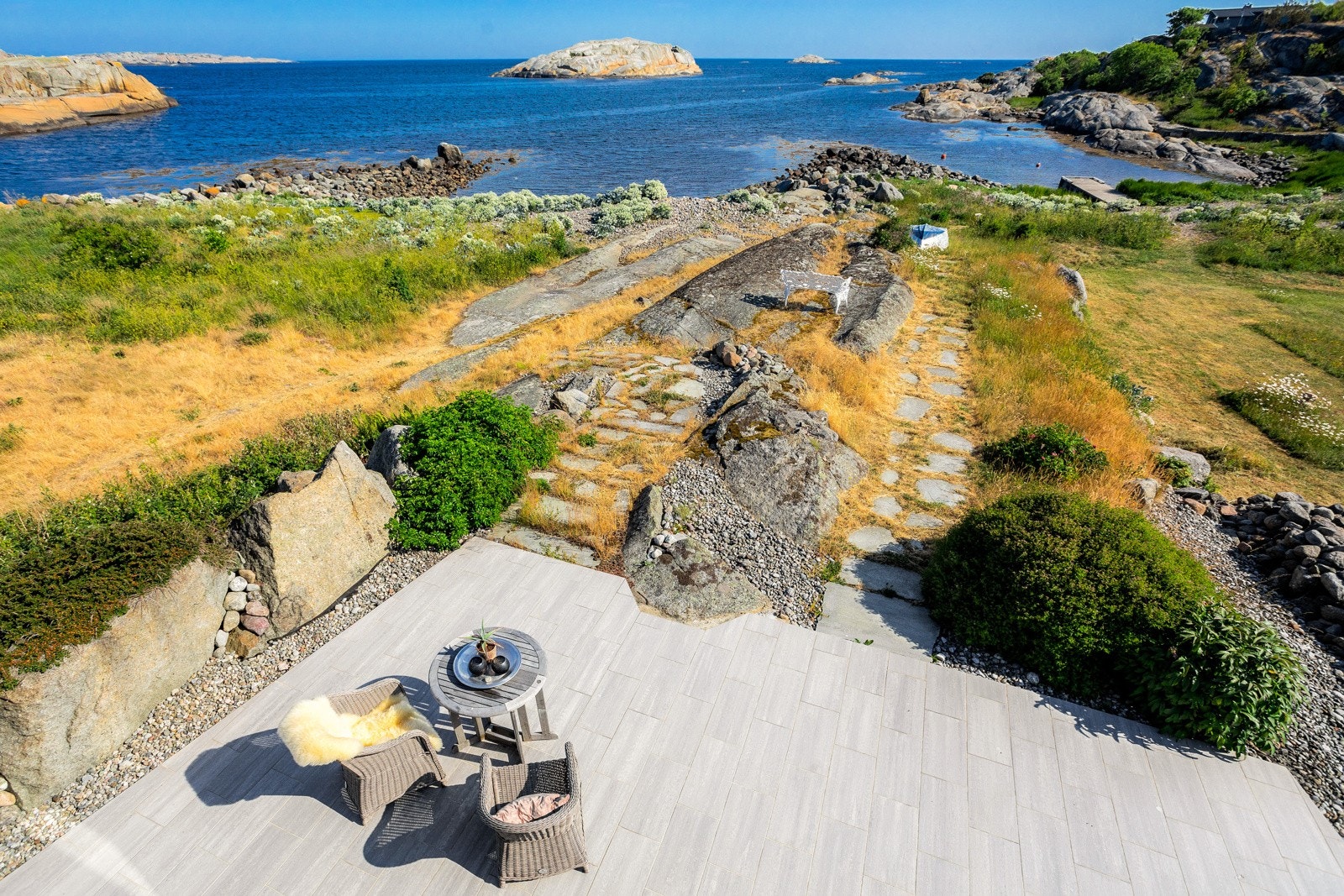 Tjøme er norsk sommer på sitt beste og deiligste. Idylliske øyer ligger som en "perlerad" med en gang man kjører ut med båt fra området hvor Nasjonalparken Færder ligger tett på i nærmiljøet. Galleribilde