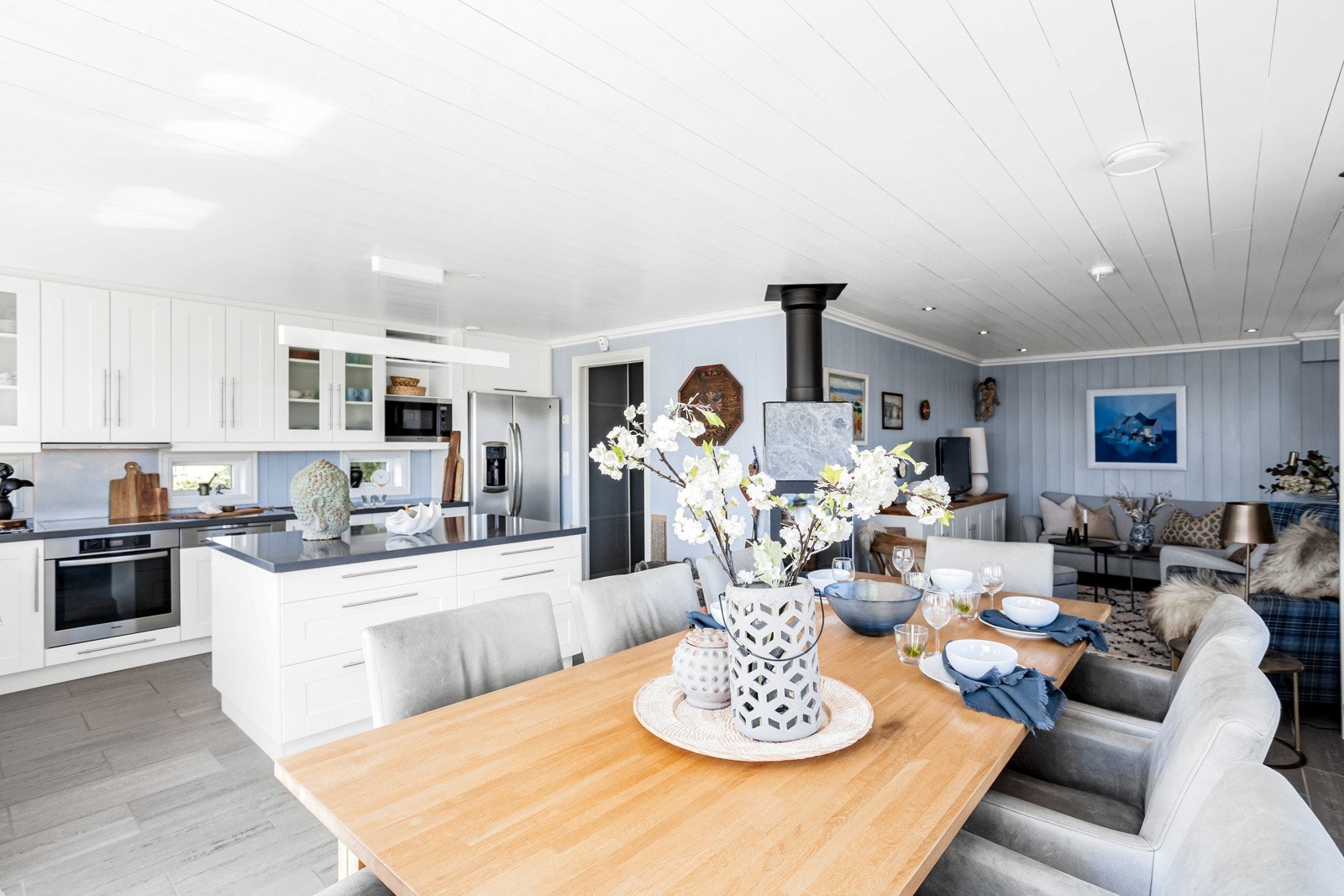 Rommet byr på god plass for både spisestue, "lounge-/sofaavdeling" og TV-stue. Galleribilde