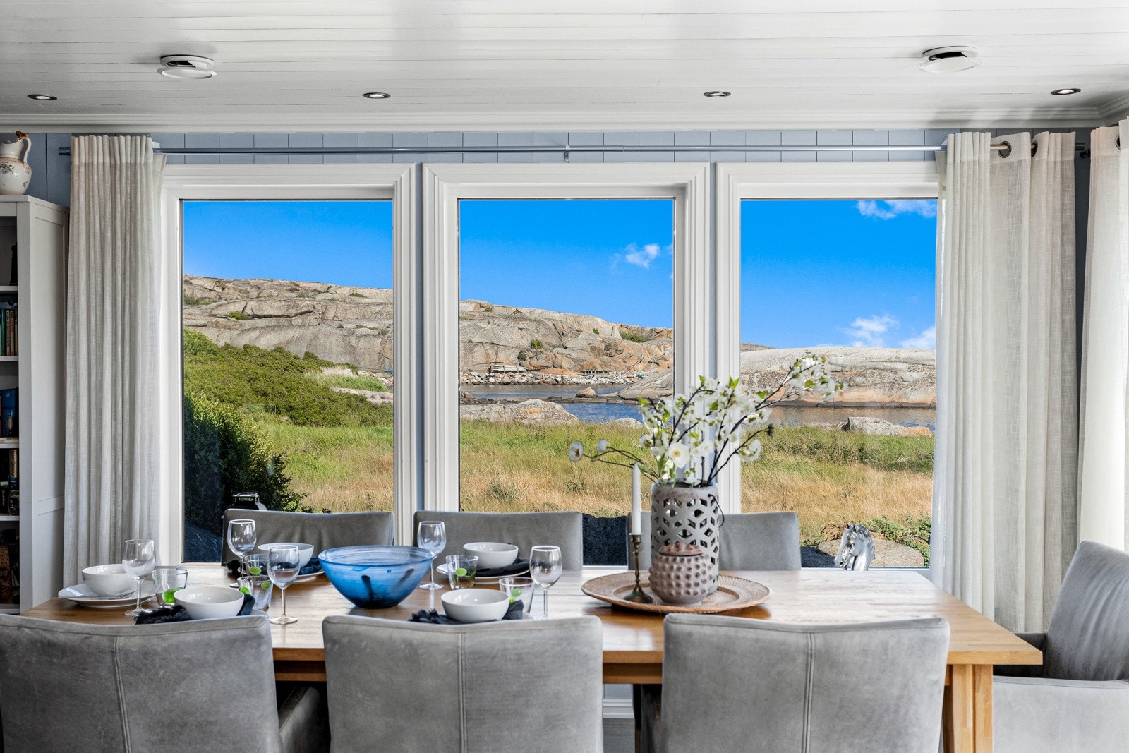 De store og høyreiste vinduene sørger nemlig for en hyggelig stemning som endrer seg med utelyset. Galleribilde