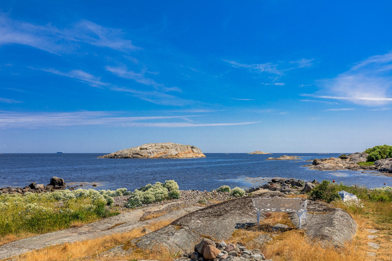 Eiendommen har en meget flott beliggenhet på Grepan med fantastisk utsikt sydover over Grepanbukta mot Rundlindholmen og "så lang øyet rekker". Galleribilde