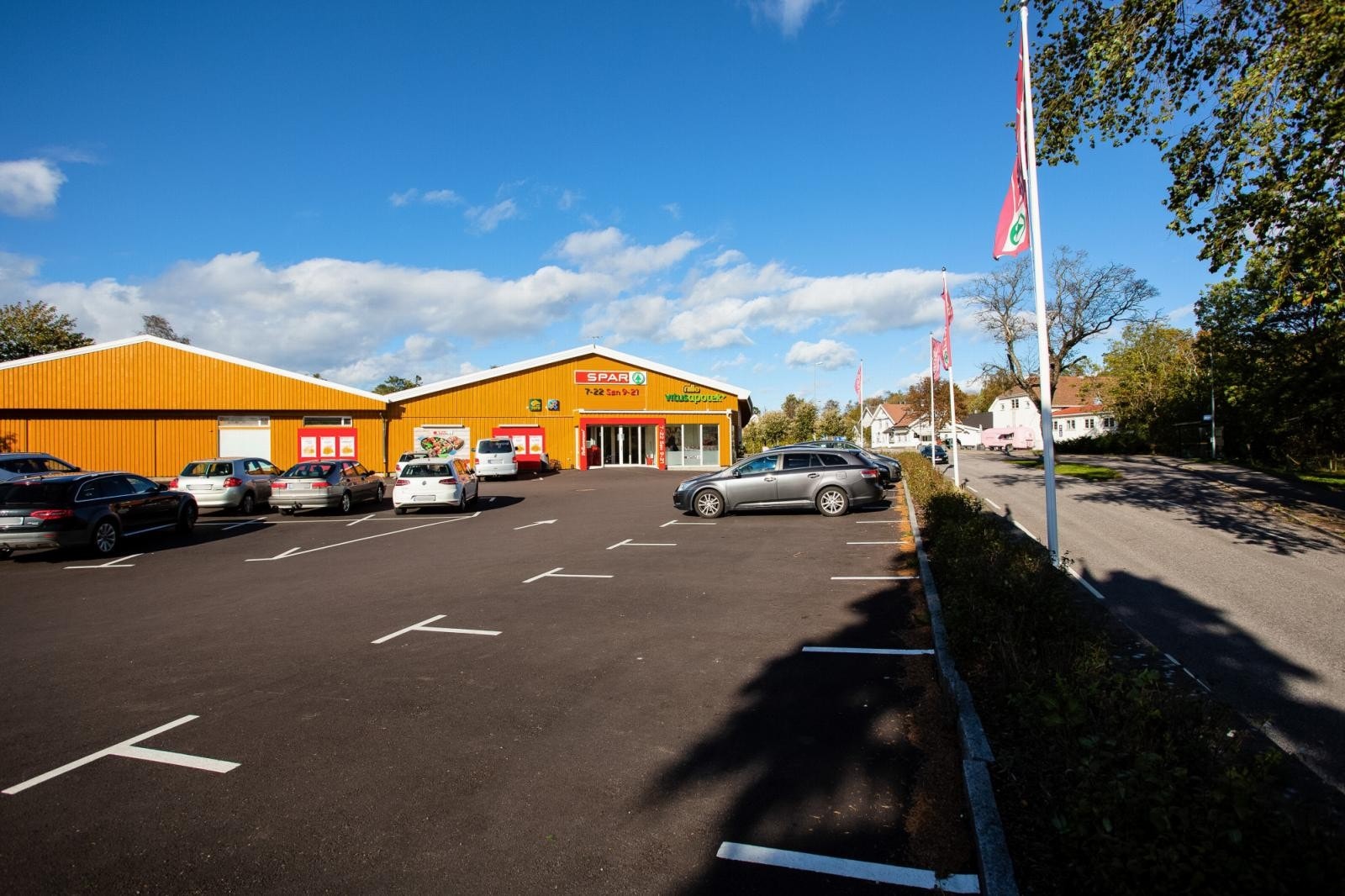 Nærmeste dagligvareforretning finner man i Tjøme sentrum hvor det finnes blant annet Spar, Rema1000 og Coop Extra som ligger ca. 10 minutter unna med bil. Galleribilde